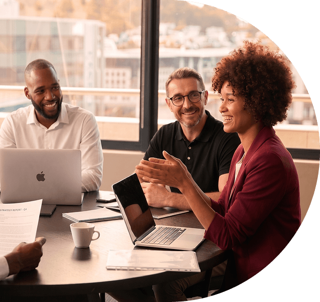 Equipe reunida em mesa de trabalho