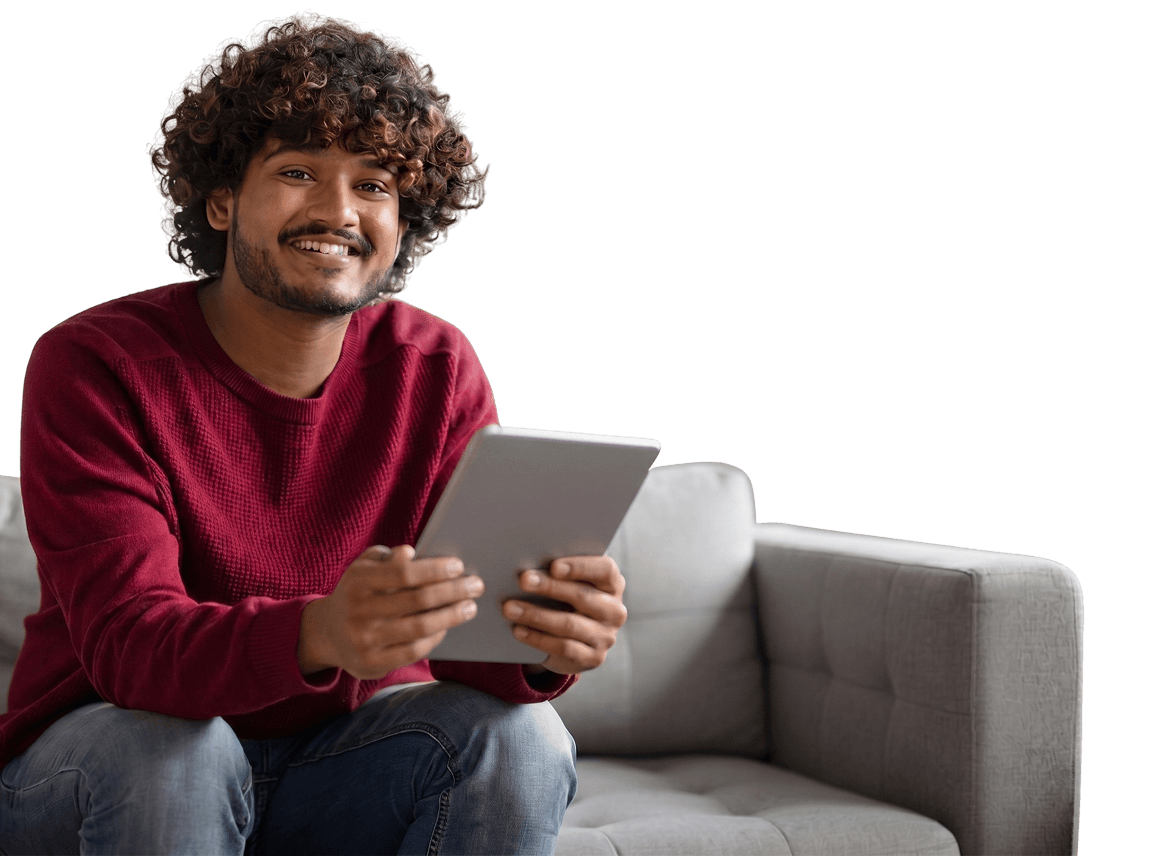 Pessoa segurando um tablet no sofa